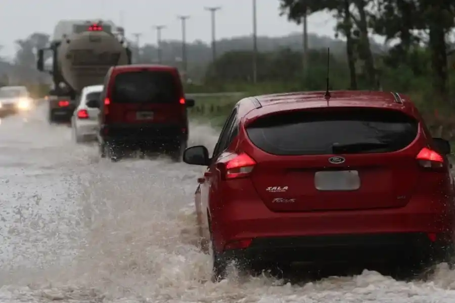 Por acumulación de agua, cortaron el tránsito en RN 11 entre Emilia y Videla