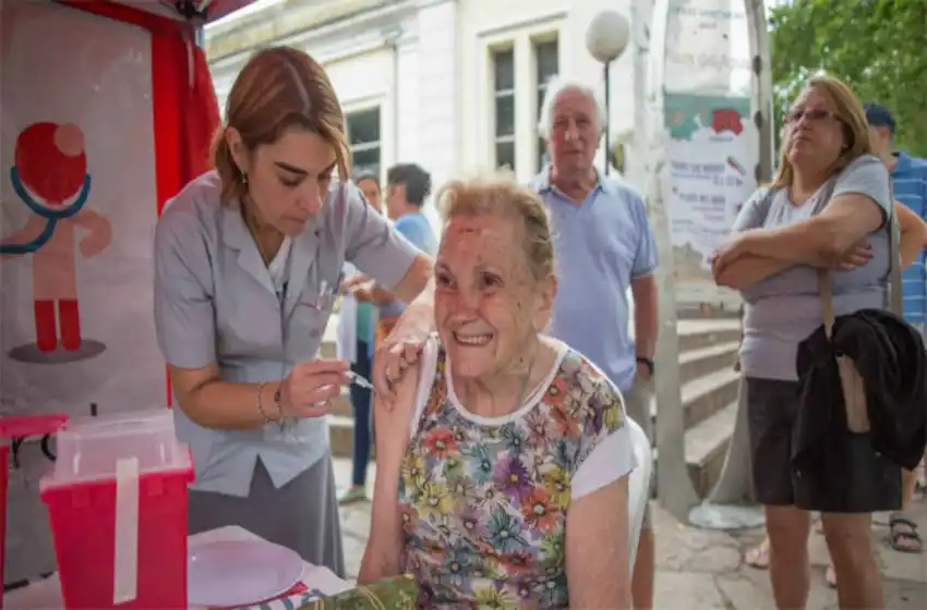 Continúa la campaña de vacunación para adultos en Plaza del Agua