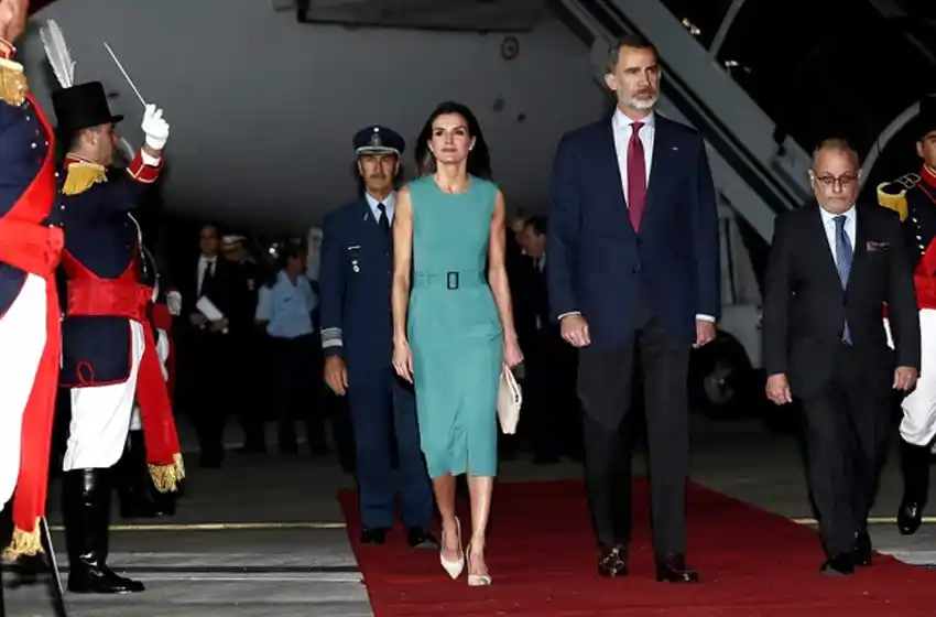 Los reyes de España demoraron una hora en bajar del avión porque no había una escalera alta