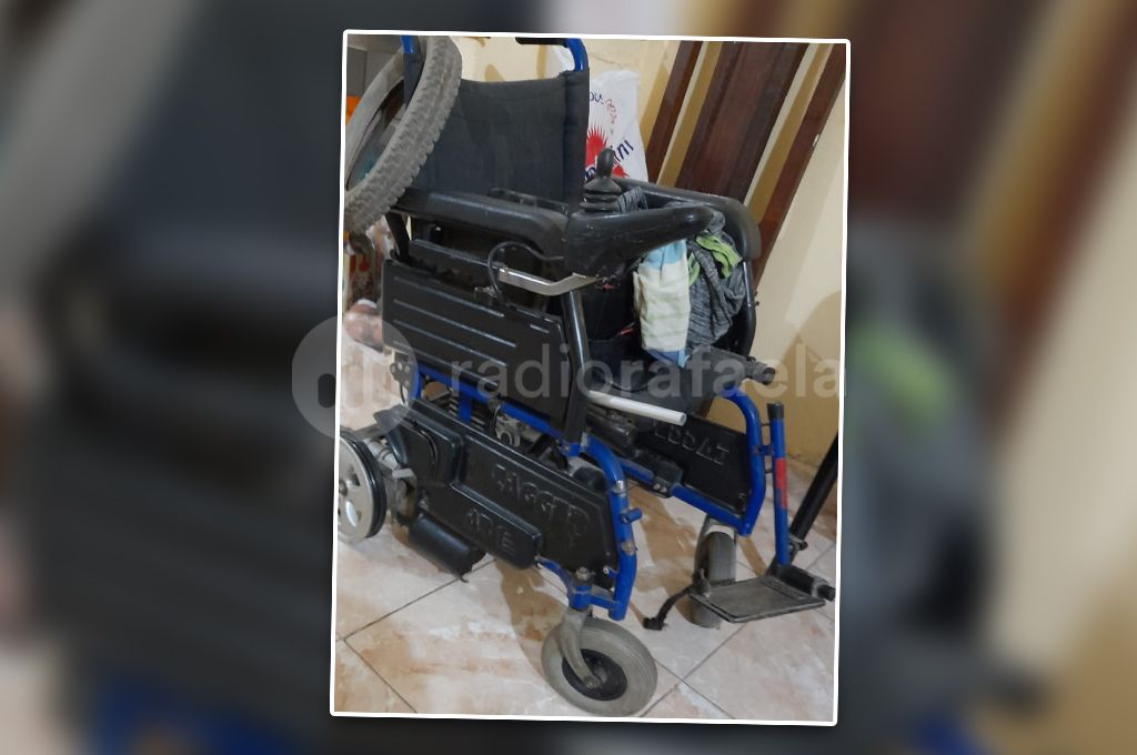 La silla de ruedas que Gradys recibió a partir de una donación. Ahora solo necesita las baterías.