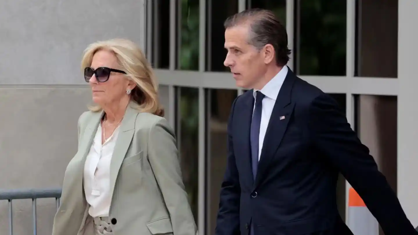 Hunter Biden, llega al tribunal de Delaware acompañado por la primera dama, Jill Biden (Foto: Reuters)