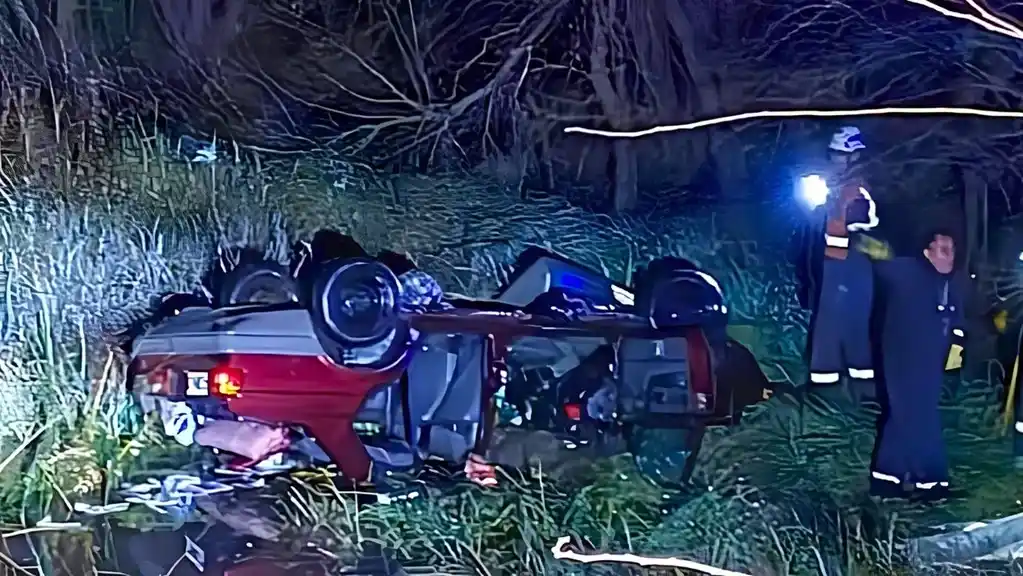 Una familia perdió a tres de sus integrantes tras caer a un arroyo sobre la Ruta 9.