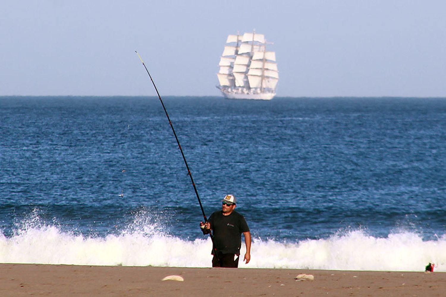 Imponente paso de la Fragata Libertad por la costa