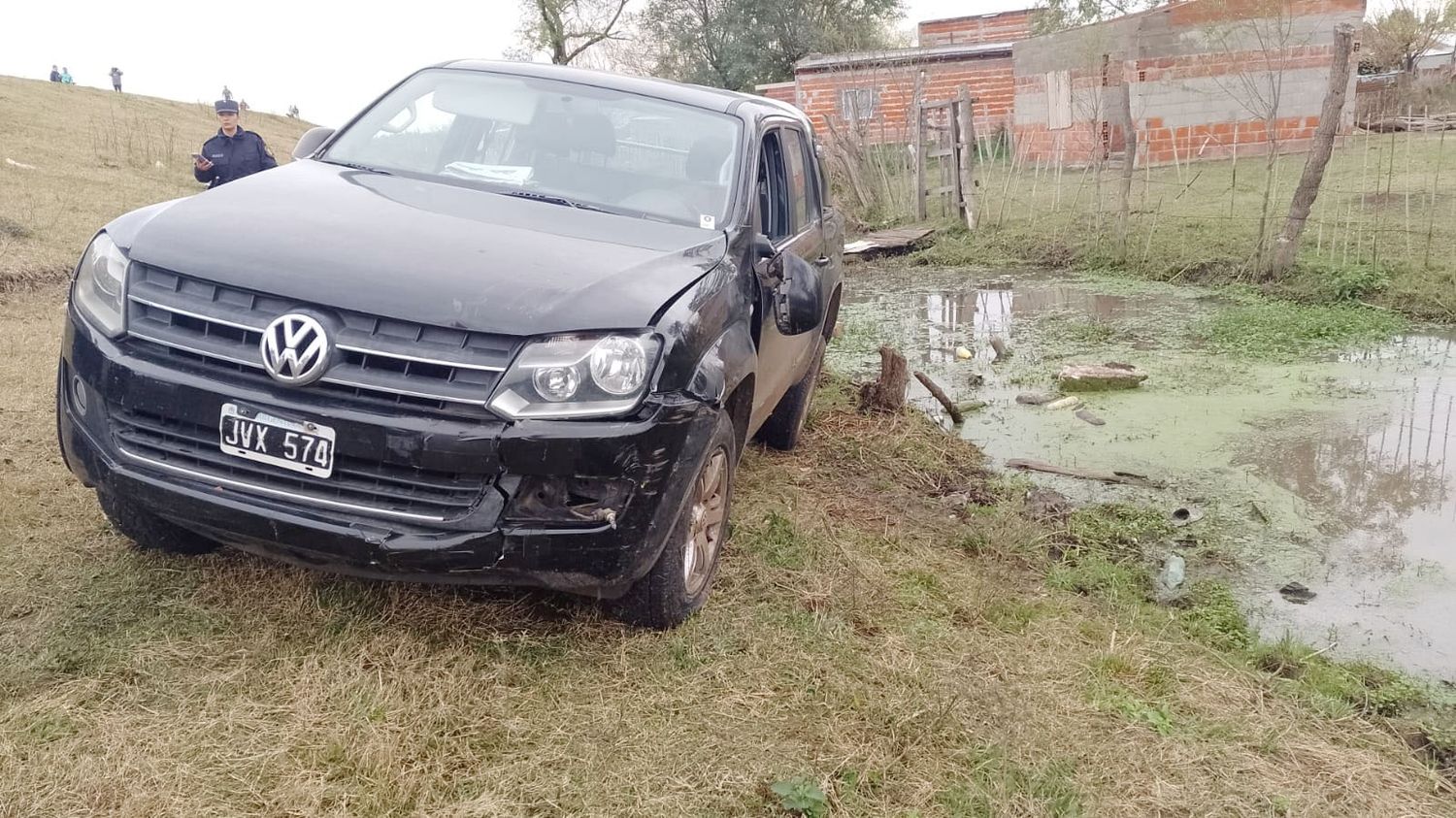 Un conductor debió ser asistido por los bomberos tras desbarrancar con su camioneta