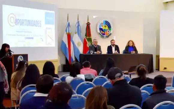 Trabajadores municipales completan sus estudios a través del programa “Oportunidades”