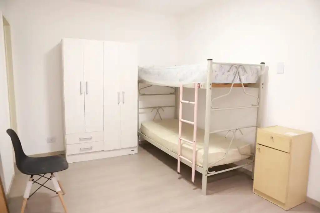 La residencia está ubicada en Moreno al 400, donde funciona el gimnasio de la universidad.