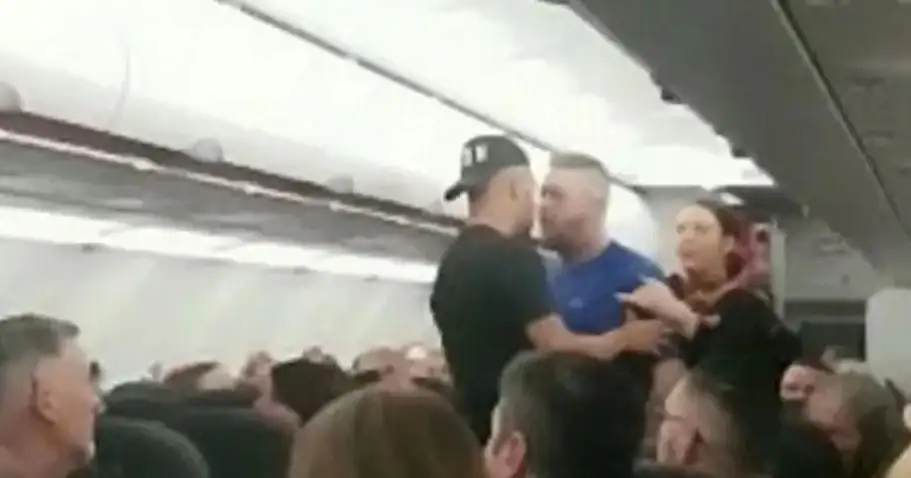 Se agarraron a trompadas en pleno vuelo y el avión debió aterrizar de emergencia