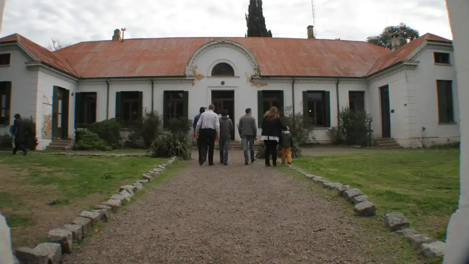 La sede de la Escuela Secundaria Agraria 1 “Argentino Danés” está ubicada en la zona rural de Micaela Cascallares