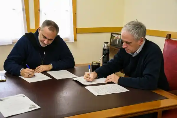 Javier Gastón y el Obispo de Chascomús formalizan la cesión de terrenos para proyectos comunitarios