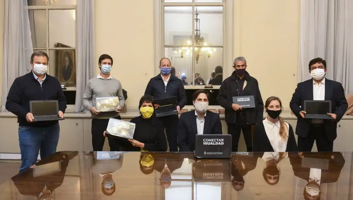 Netbooks y tablets para escuelas secundarias: Educación firmó convenio con Lanús, Avellaneda y otras comunas