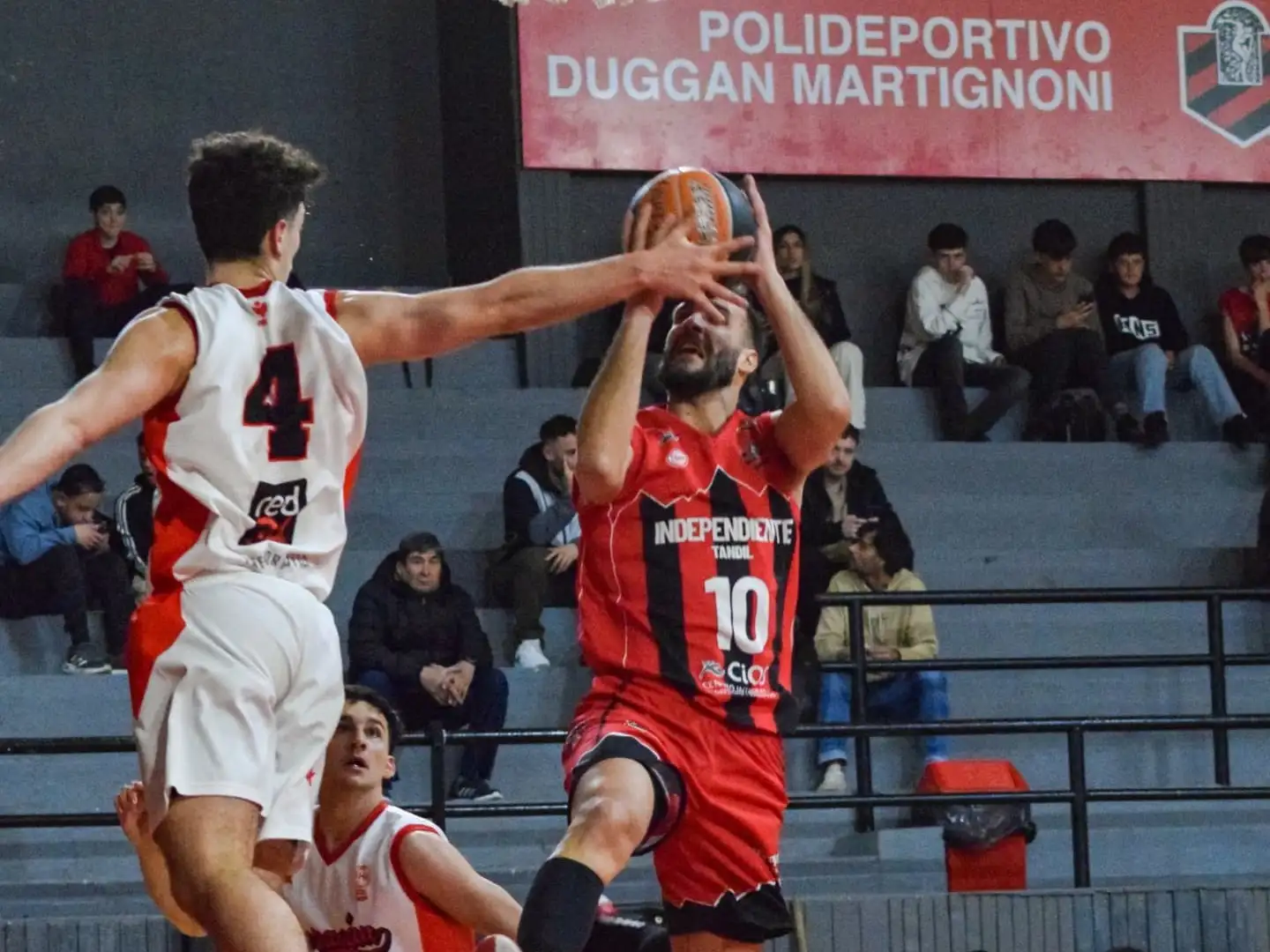 Un ataque al aro de Lautaro Lanusse para Independiente.

Foto: Nicolás Pintueles.