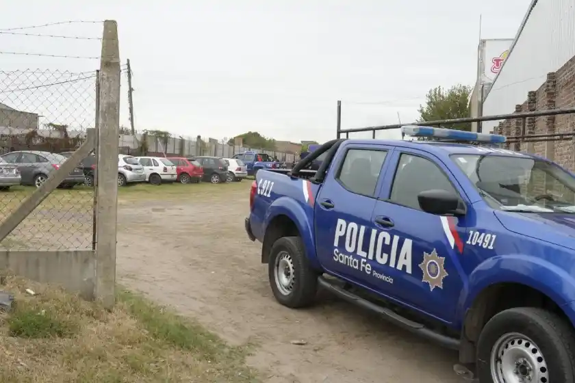 Encontraron un cuerpo en un terreno junto a una distribuidora de zona oeste