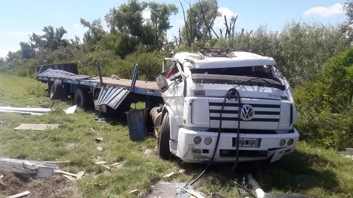 Un camión volcó y desparramó chapas en la Ruta 12