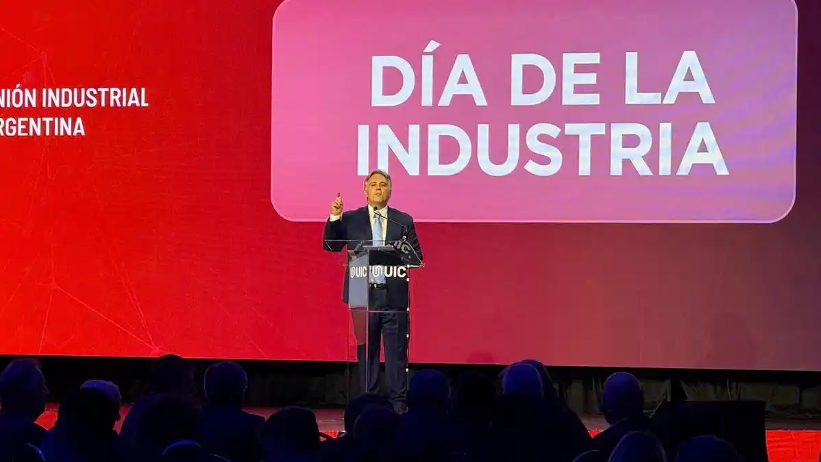 El gobernador Martín Llaryora en la UIC (Foto: Cadena 3)