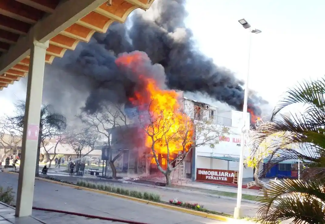 Incendio y derrumbe en una céntrica pinturería de Federación