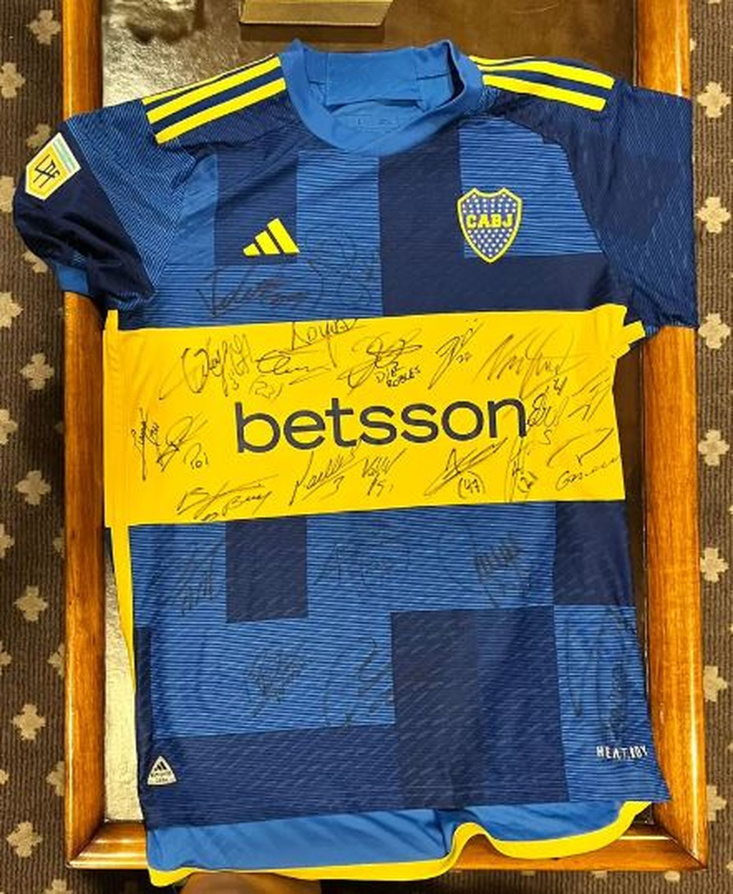 Taborda donó una camiseta firmada todo el plantel de Boca para ayudar a los inundados de Gualeguay