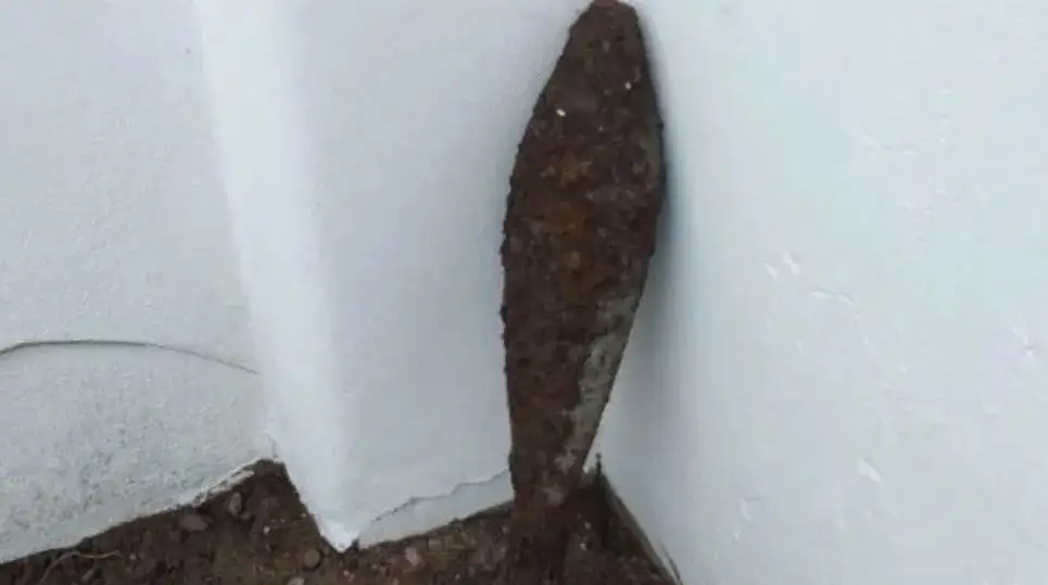 Hacía pozos en el jardín de su casa para poner plantitas y encontró un misil