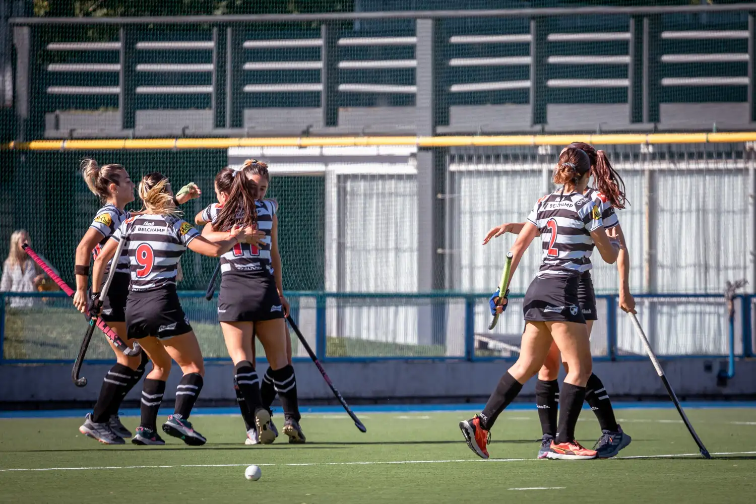 Sporting celebra uno de los goles ante Banco Provincia.