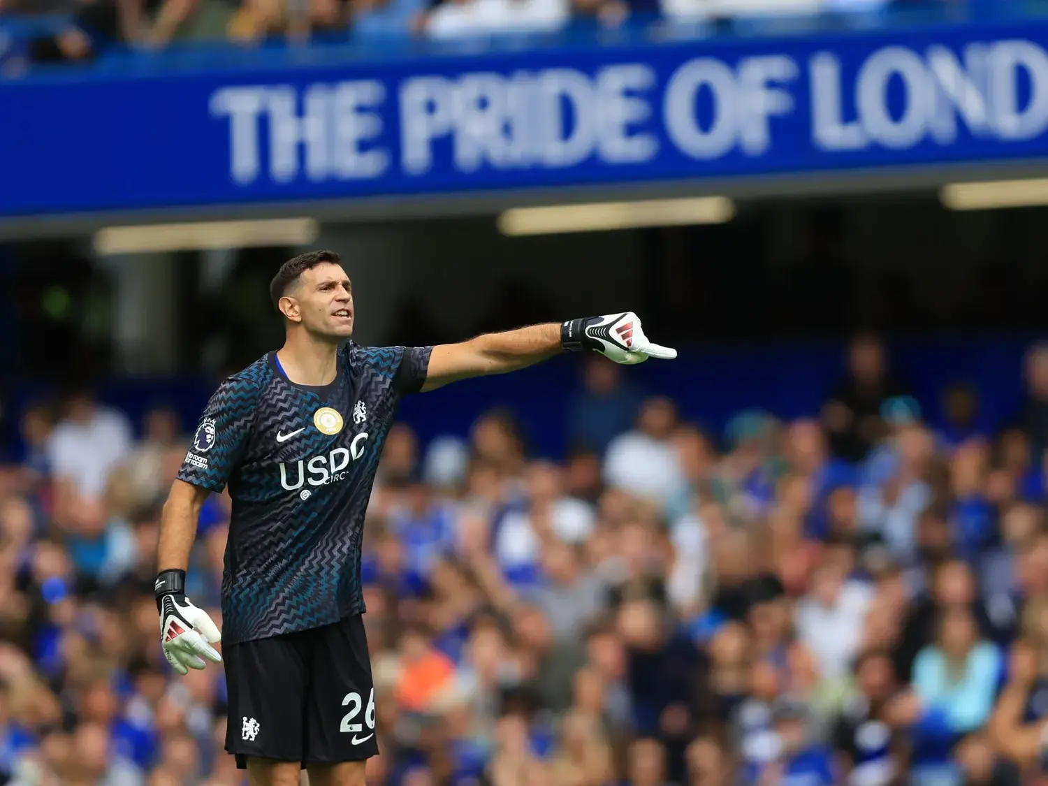 Dibu Martínez tuvo un debut con atajadas y ovación en el Chelsea