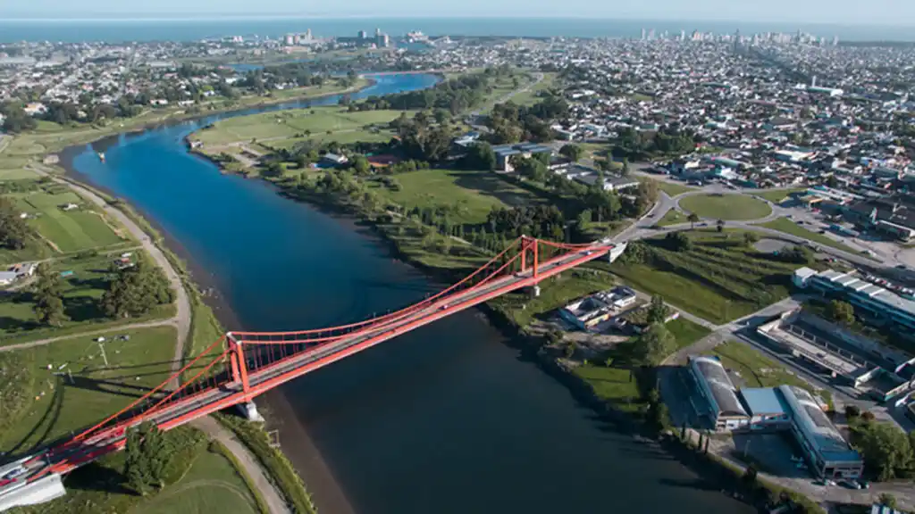 Necochea: vecinos empiezan a pensar en los 100 años del puente colgante