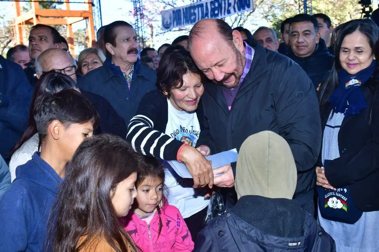 El Gobernador encabezó ayer el primer 
Operativo Por Nuestra Gente Todo del año