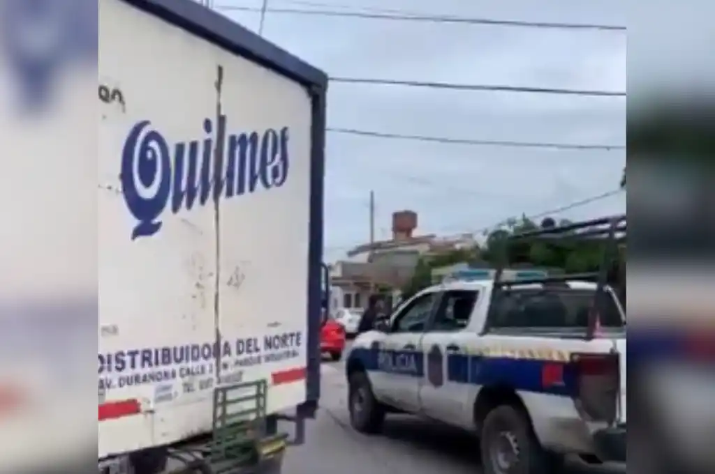 El camión luego del accidente junto a una patrulla policial