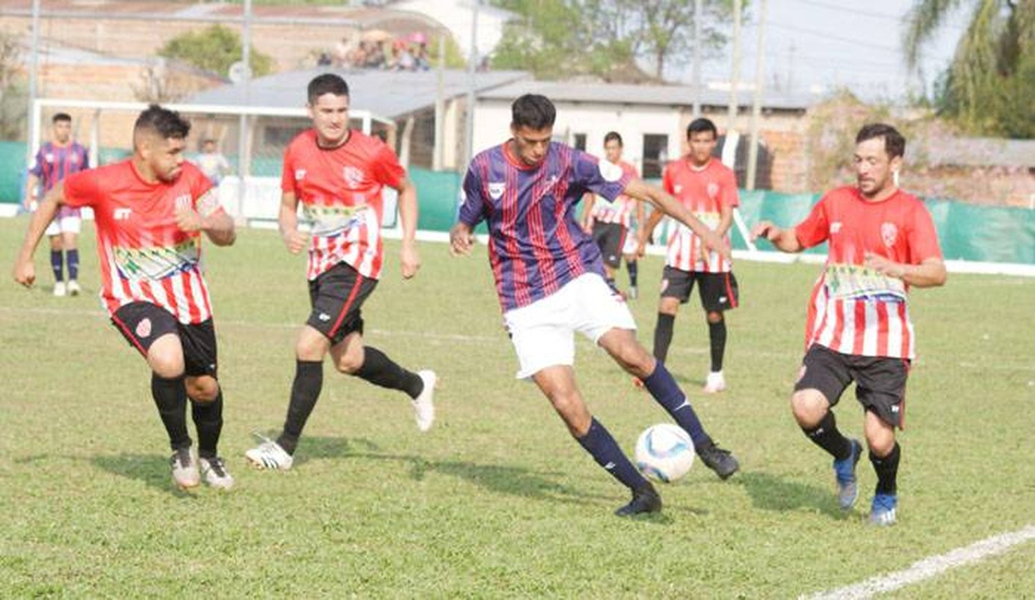 Libertad igualó  en su visita a colegiales