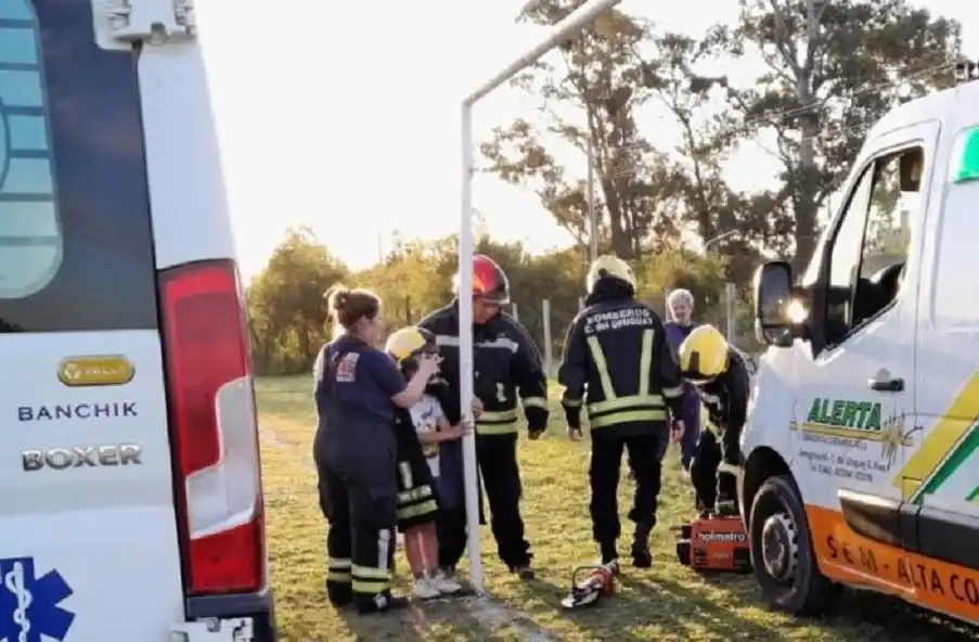 Un nene quedó con su mano atrapada en un gancho de un arco de fútbol