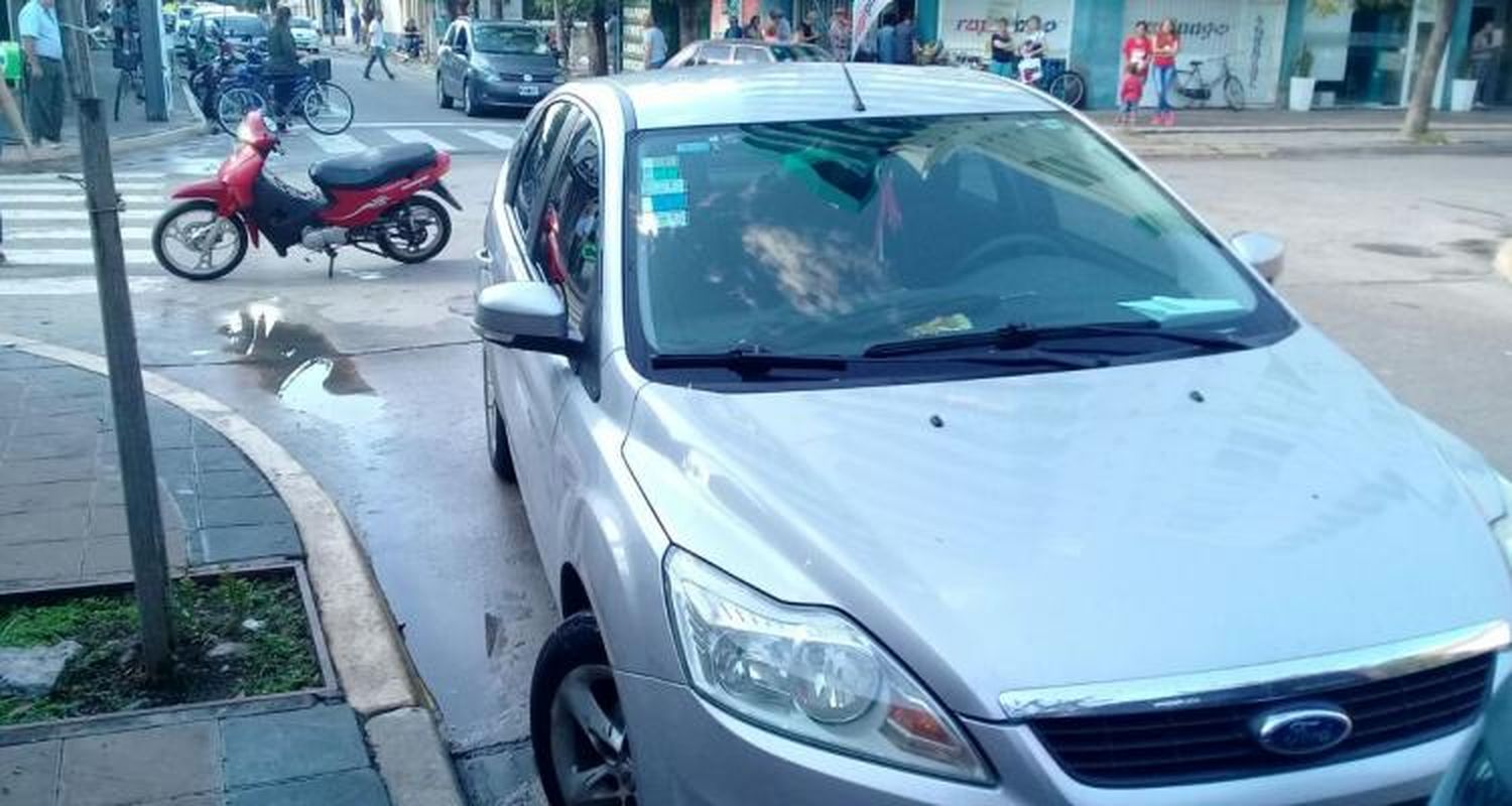 Accidente entre un auto y una moto en el centro