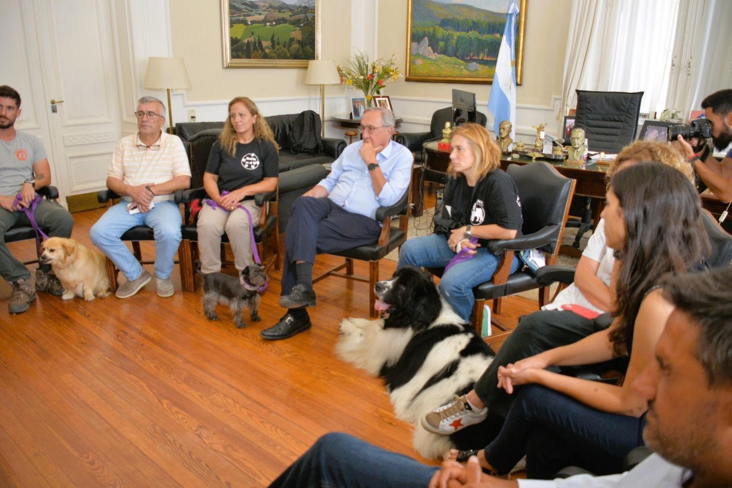 El intendente Miguel Lunghi junto a los responsables del proyecto.