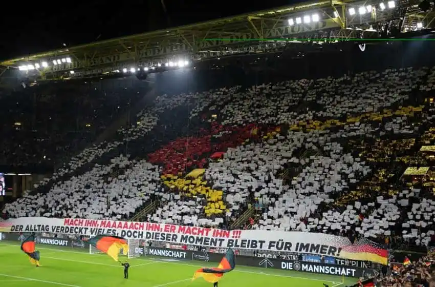 ¿Homenaje o cargada?: El particular recibimiento de la hinchada teutona