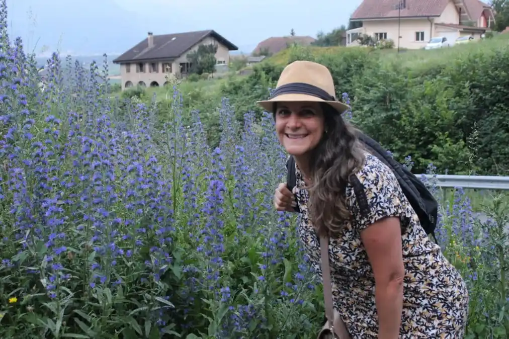 Valeria Coloiera se mudó a Suiza en 2006. Explica que hay cuatro estaciones bien marcadas, que el invierno es muy largo y duro, no tanto por la nieve, sino por la falta de sol, y que en primavera todo es una explosión de flores. Las primeras atraviesan la nieve, y crecen hasta del cemento mismo.