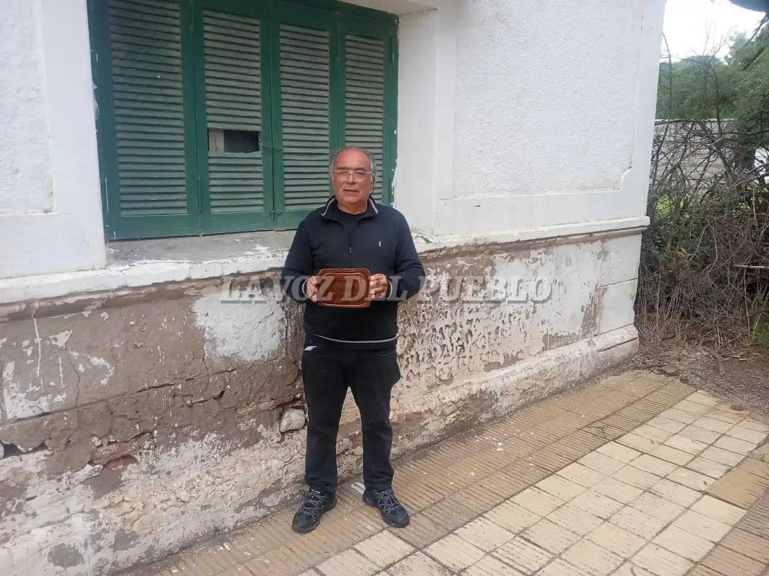 Enrique, nieto de la víctima, dejó una placa recordatoria en la casa donde residía el abuelo y su familia en Orense