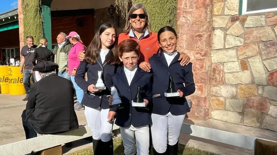 Laura Rodríguez junto a sus alumnos de la escuela La Majúa