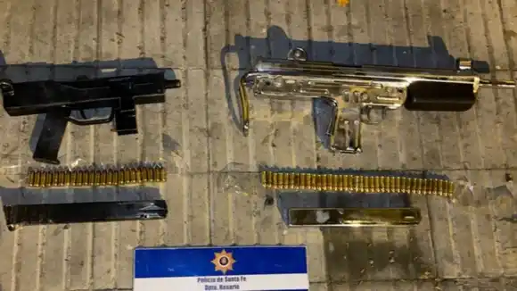 Encontraron un auto robado, con ametralladoras, cargadores y municiones en su interior