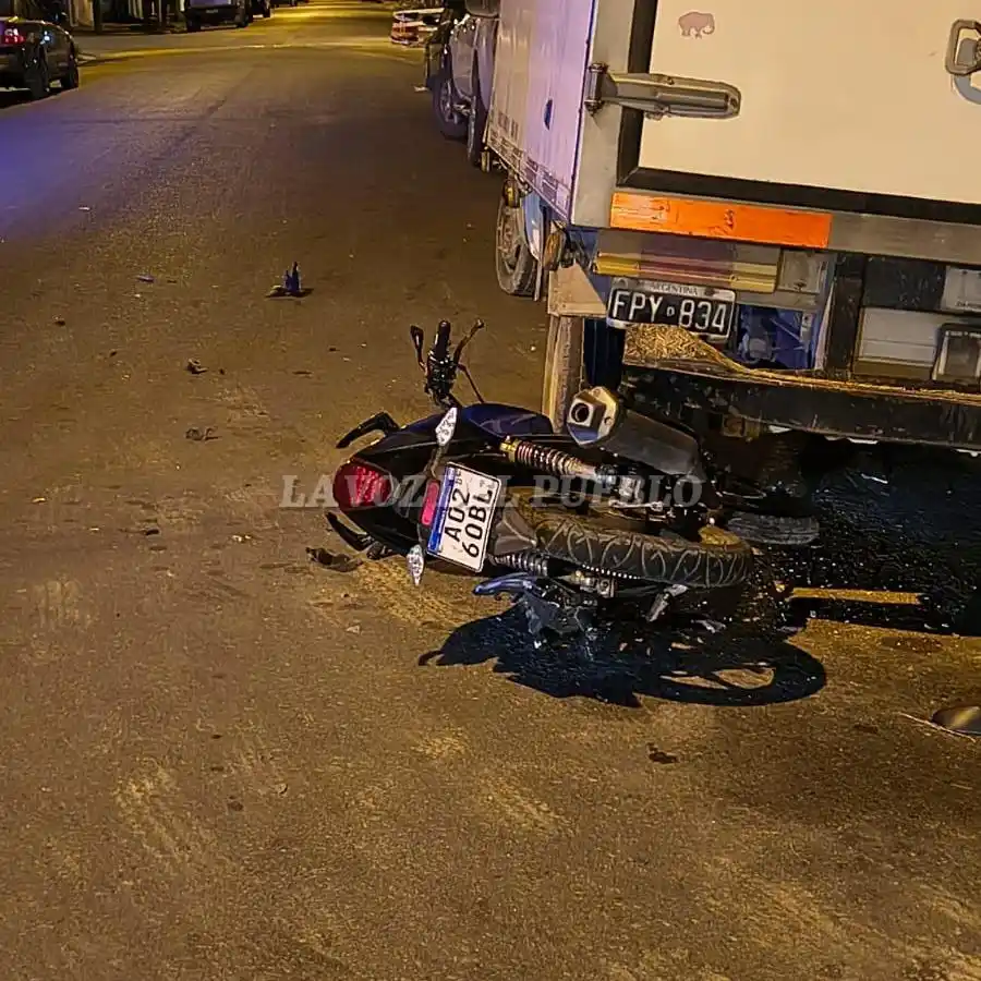 Chocó en moto contra un camión estacionado: fue hospitalizada y dio alcoholemia positiva