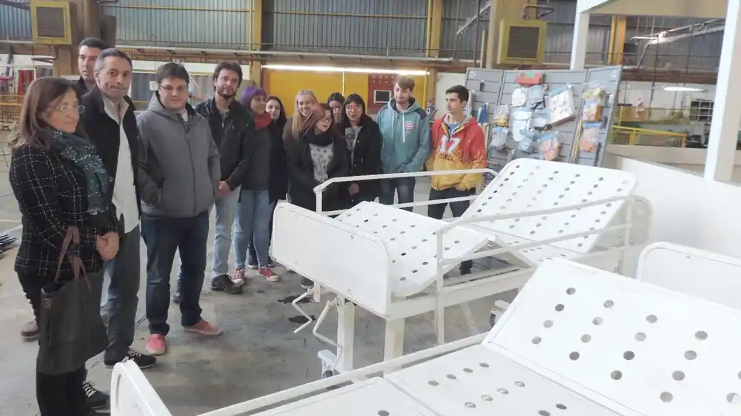 Alumnos de escuela técnica de 9 de Julio fabricaron camillas ortopédicas para un hospital