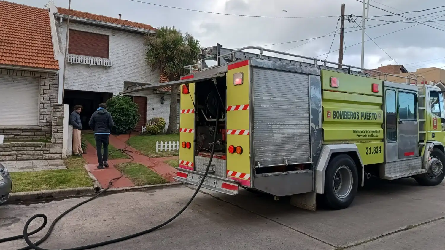 El morador dormía y se despertó cuando estaban las dos plantas saturadas de humo, pudiendo escapar con un principio de asfixia por el humo.