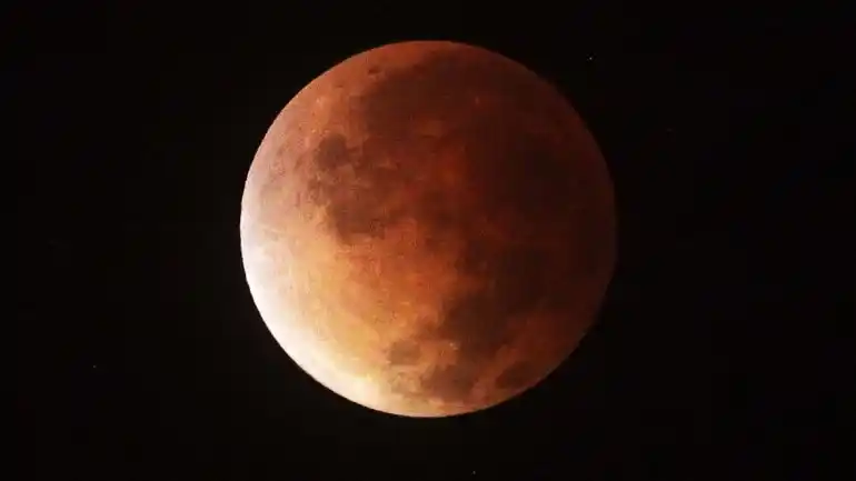 La Luna se tiñó de rojo y pudo verse desde todo el país