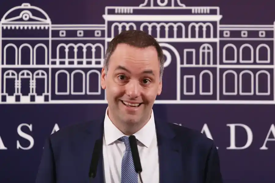 Por decreto, Javier ascendió a Adorni como secretario de Estado: ¿de cuántos será su sueldo?