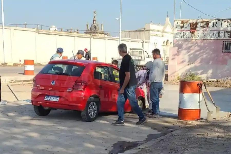 Ruta 70: iba a hacer verificación técnica vehicular y terminó incrustada en el cemento