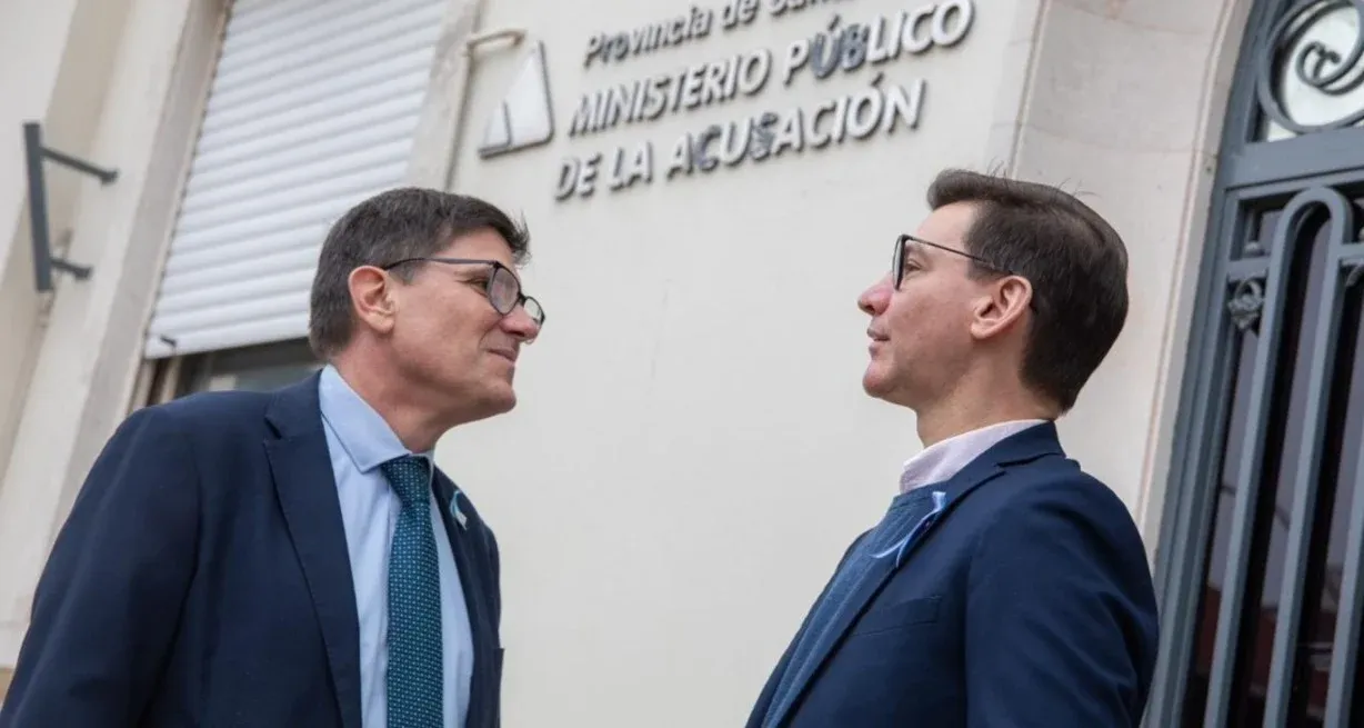 Di Lena y el ministro Goity, tras denunciar el juego on line ante el MPA en 2024. Foto: Archivo