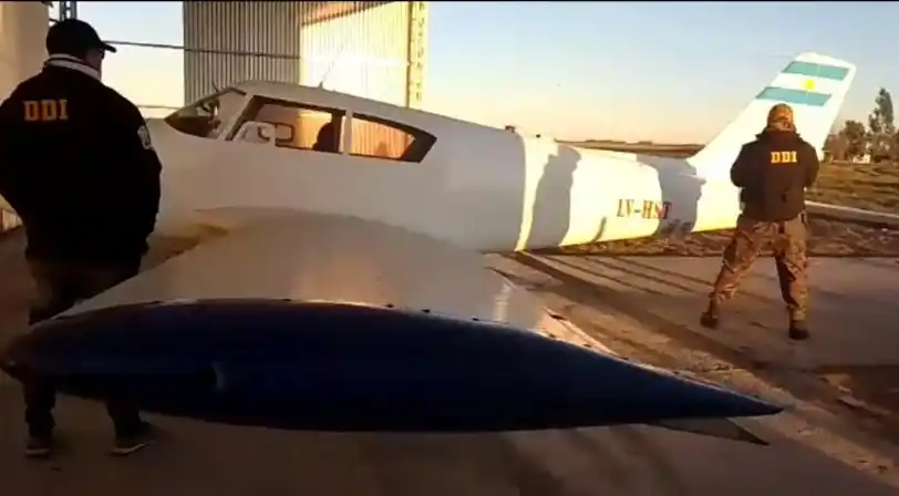 Villarino: Allanaron campo del hermano de Rocio Marengo y encontraron un avión robado y armas