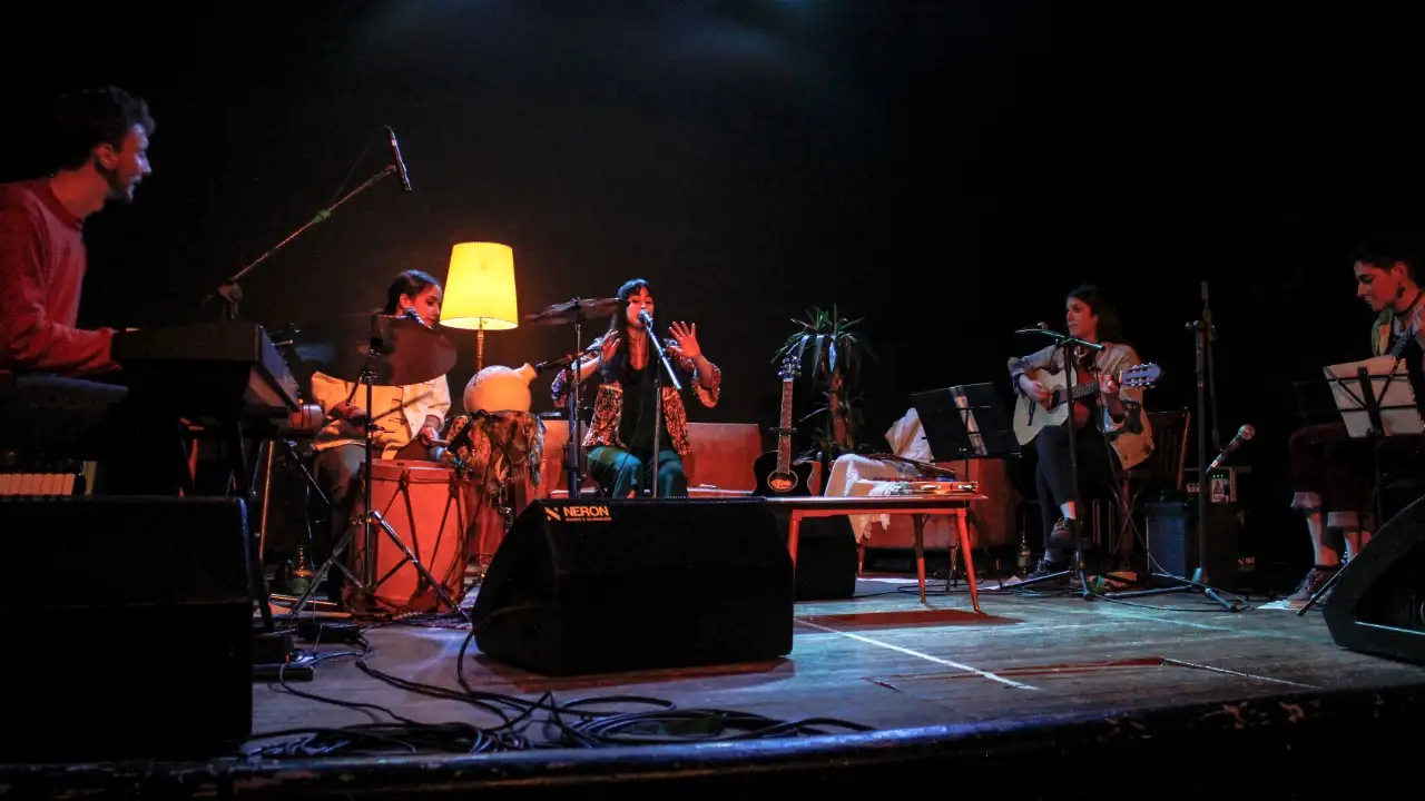 Sofi y Les Navegantes tocando en vivo