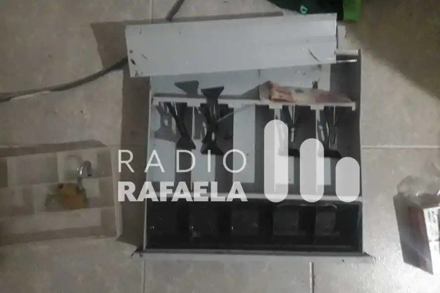 Robaron una despensa en barrio Jardín: rompieron la vidriera y se llevaron la caja registradora y productos