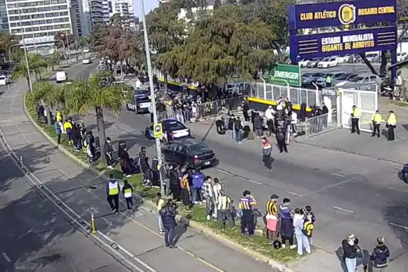 Expectativa en los alrededores del Gigante de Arroyito por la presentación de Di María