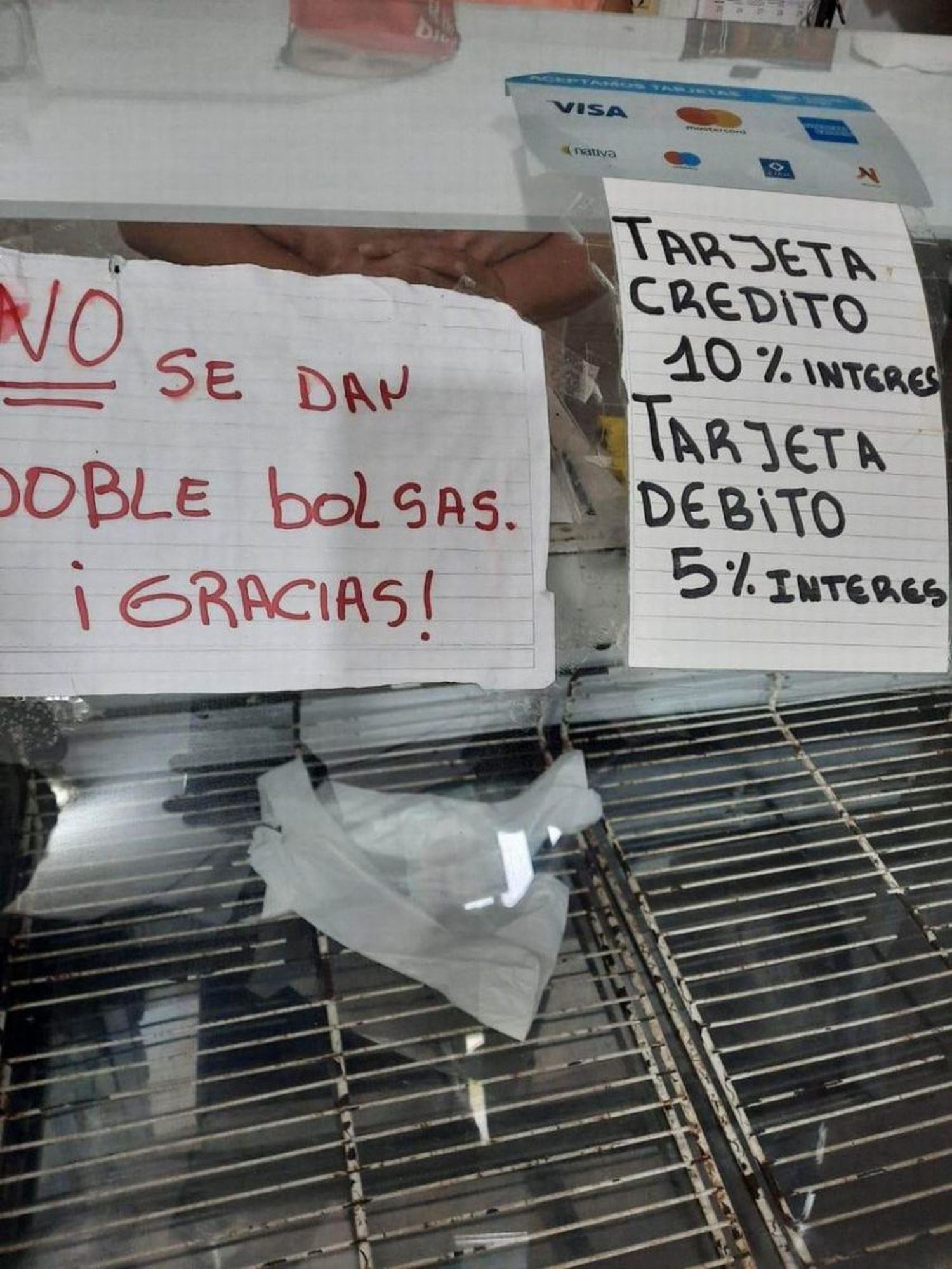 Clausuraron un comercio por cobro de recargos en compras con tarjetas de crédito y débito