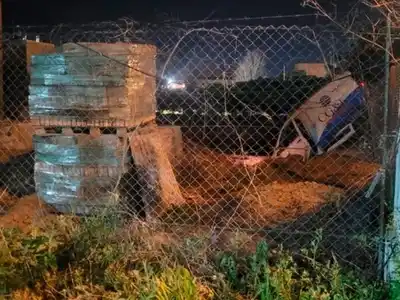 Persecución de película: ambulancia robada termina en pileta, patrullero volcado y policías herido