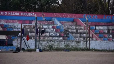 Un adolescente de 13 años murió mientras jugaba al fútbol