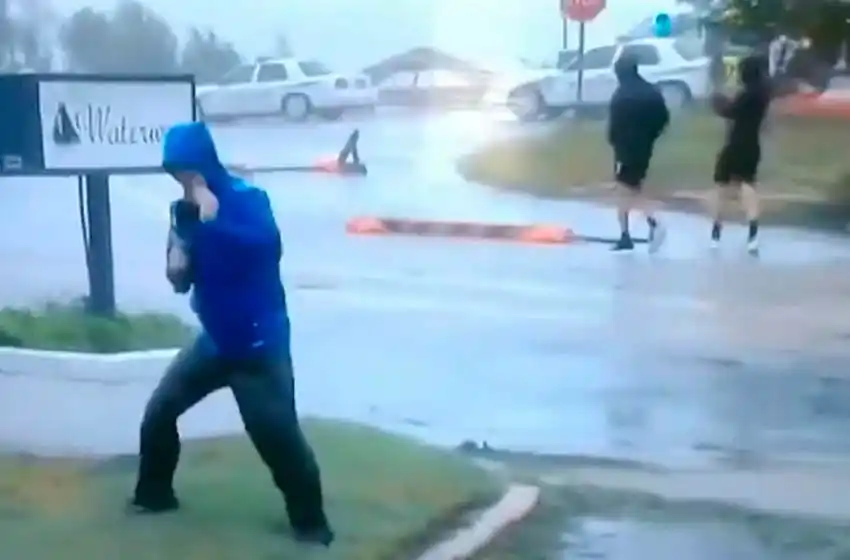 La insólita defensa de The Weather Channel al movilero que simuló el poder del viento del huracán Florence